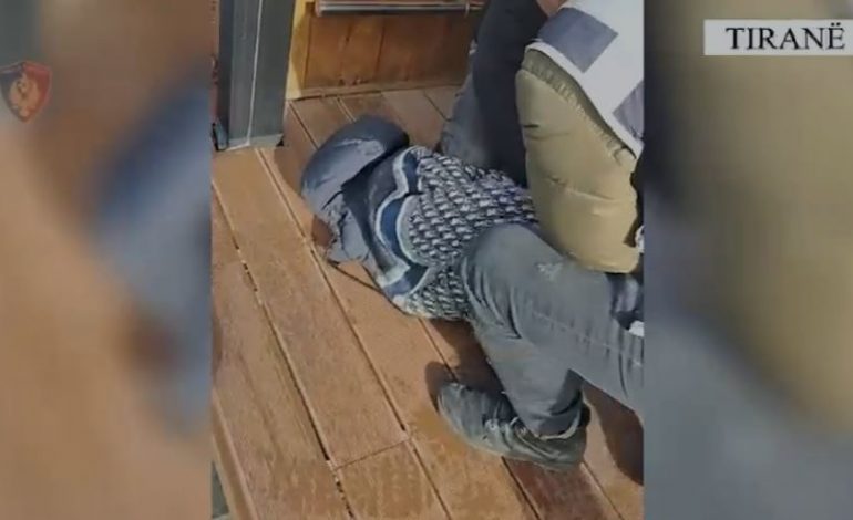 “MOS LËVIZ. POLICIA”/ Po transportonin 60 kg drogë, dy të arrestuar në Tiranë, shpallet në kërkim bashkëpunëtori i tyre (EMRAT)