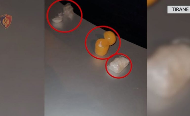 E PËSOJNË KEQ/ Me drogë dhe armë me vete, arrestohet 37-vjeçari në Tiranë, në pranga edhe babi i tij