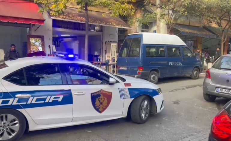 PLAGOSJA NË YZBERISHT/ Policia njoftim zyrtar: Plagosi me mjet prerës 53-vjeçarin, punohet për kapjen e të riut
