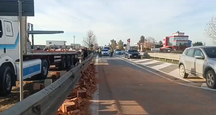 PAMJET NGA VENDNGJARJA/ Përmbyset kamioni me tulla, trafik i rënduar në autostradën Lushnje-Fier