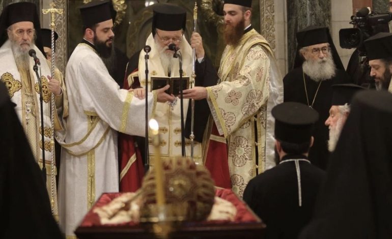 NDËRROI JETË NË GREQI/ Mbërrin në Shqipëri kortezhi me trupin e kryepeshkopit, Anastas Janullatos! Mbahet meshë në Gjirokastër