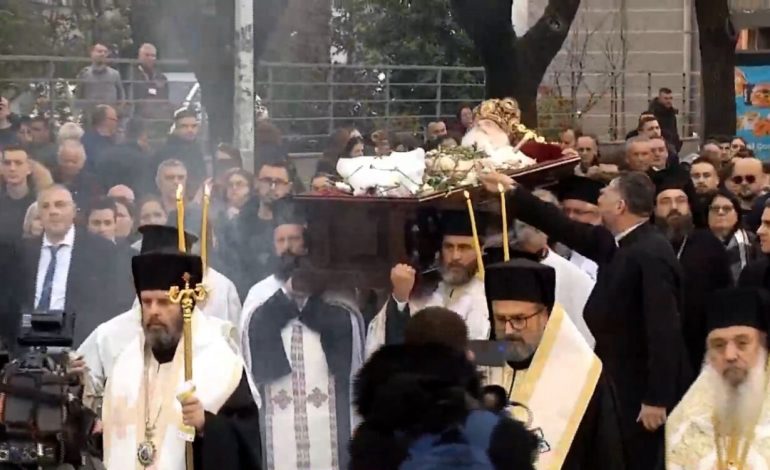 ARKËMORTI ME TRUPIN E KRYEPESHKOPIT ANASTAS MBËRRIN NË TIRANË/ Besimtarët homazhe te Katedralja “Ngjallja e Krishtit”