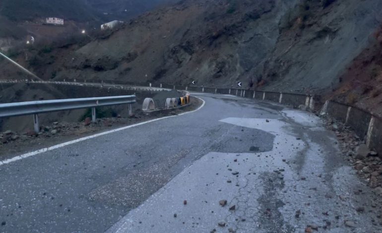 MOTI I KEQ/ Rrëshqitje gurësh dhe dherash, probleme me qarkullimin në disa rrugë në Kukës