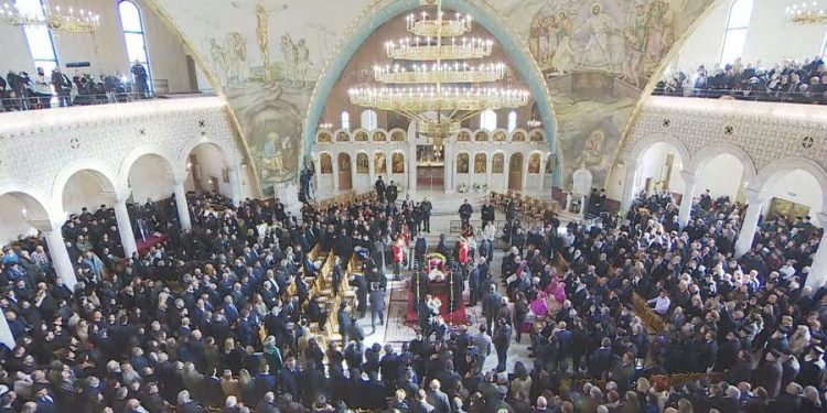 PAMJET NGA KATEDRALIA “NGJALLJA E KRISHTIT”/ Qindra besimtarë e personalitete përcjellin Kryepeshkopin Anastas