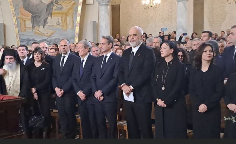 CEREMONIA PËR PËRCJELLJEN E JANULLATOS PËR NË BANESËN E FUNDIT/ Berisha pranë Ramës dhe Mitsotakis