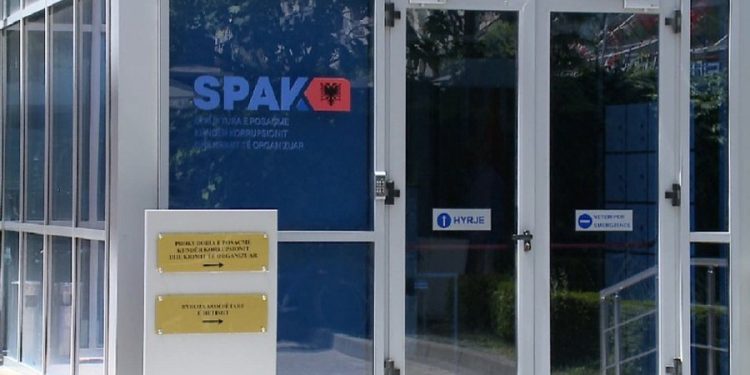 2 MIJË EURO NJË LEGALIZIM/ Korrupsion në Kadastrën e Fierit, SPAK dërgon për gjykim 3 zyrtarë (EMRAT)