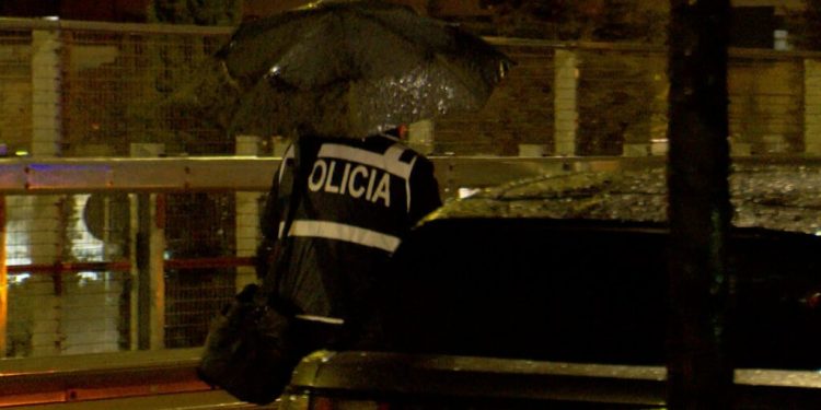 E RËNDË/ Plagoset me armë zjarri i mituri në Tiranë, policia rrethon zonën