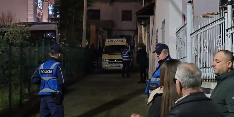 15-VJEÇARI U PLAGOS NË OBORRIN E SHTËPISË/ Policia shpall në kërkim xhaxhanë e të miturit: Qëlloi në drejtim të vëllait, por… (EMRAT)