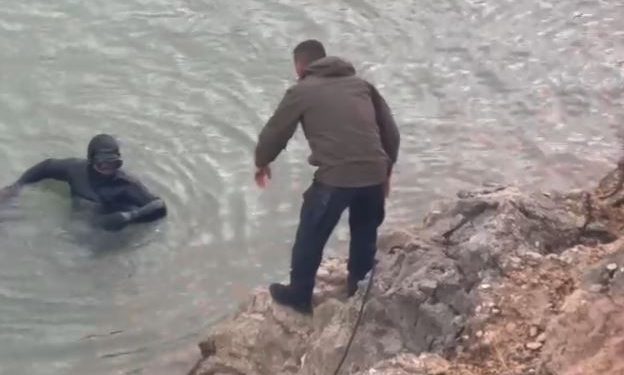 U GJET I PAJETË NË REZERVUARIN E FSHATIT/ Policia jep detaje për vdekjen e 54-vjeçarit në Korçë: Humbi jetën nga…