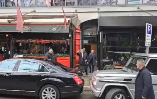 DO PARAQITET PARA SPAK/ Berisha del nga shtëpia, në ambjentet e Prokurorisë së Posaçme e presin militantët dhe deputetët e PD-së