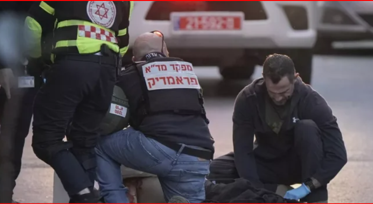 PAMJET/ Panik dhe kaos, momenti kur sulmohen me thikë qytetarët në Tel Aviv