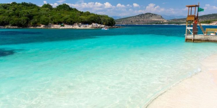 “JEONË” SËRISH TURIZMIT/ “Express”: Britanikët vërshojnë drejt Shqipërisë, vendit evropian me plazhe mahnitëse