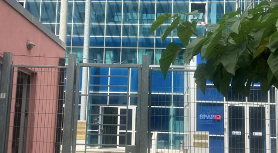 “KAM SHTËPINË ME LLAMARINA”/ Gjykata e Posaçme vendos më 31 janar për ish-shoferin e Ardi Veliut, bashkëshortja e tij: U bëra gjyshe në burg