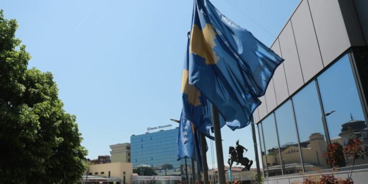NIS FUSHATA ZGJEDHORE NË KOSOVË/ Të drejtën e votës e kanë 2 milionë shtetas, 104 mijë janë në diasporë