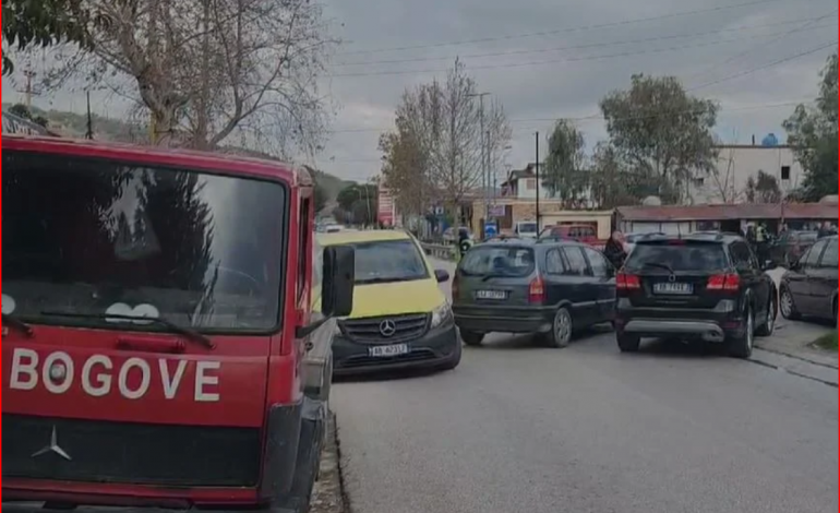 E FRIKSHME/ Aksident i trefishtë në Levan, autoboti u pret rrugën mjeteve! Tre të plagosur