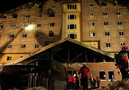ZJARRI NË RESORTIN E SKIVE/ Rritet bilanci i viktimave, shkon në 76 numri i të vdekurve! Nëntë të arrestuar, mes tyre pronari i…