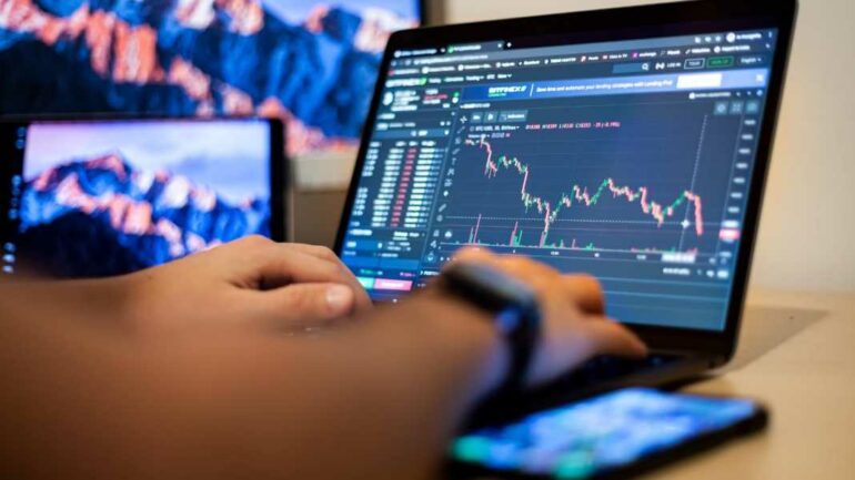 EMRAT/ Mashtronin të huajt për të investuar në bursa fiktive, përfundojnë në pranga pronari dhe administratori i ‘call center’-it