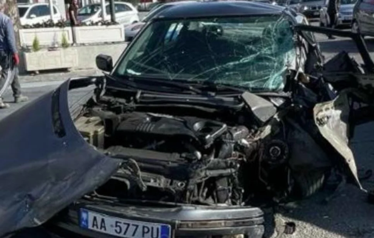 PAMJET E FRIKSHME/ Aksident i trefishtë në Elbasan, ja si janë shkatërruar makinat! Një person në gjendje të RËNDË