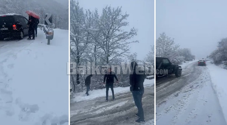 MOTI ME DËBORË NË DIBËR/ Rruga e Arbrit e bllokuar nga reshjet e dëborës, problematike situata në Qafën e Ulzës