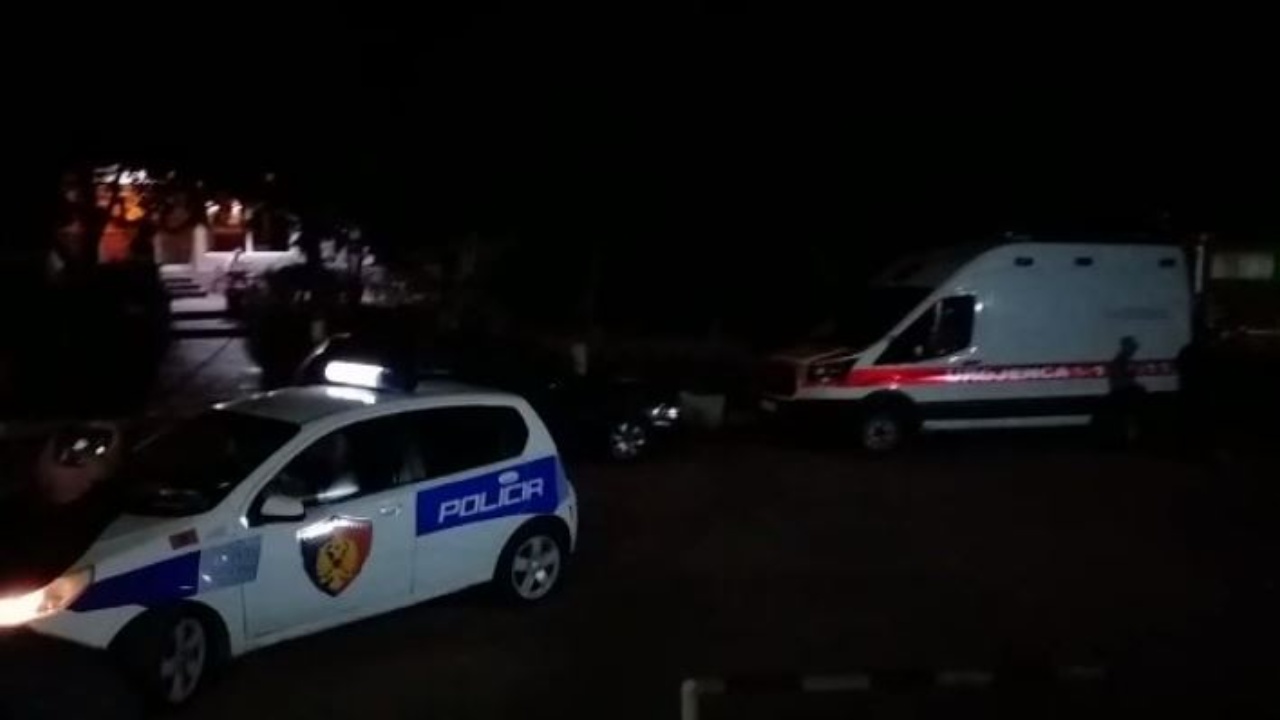 AKSIDENT NË VLORË/ Makina përmbyset në rrugë, një person…