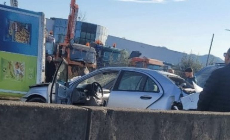 AKSIDENT I SHUMËFISHTË NË AUTOSTRADËN TIRANË-DURRËS/ Përmbyset kamioni, dy makina bëhen ‘copash’