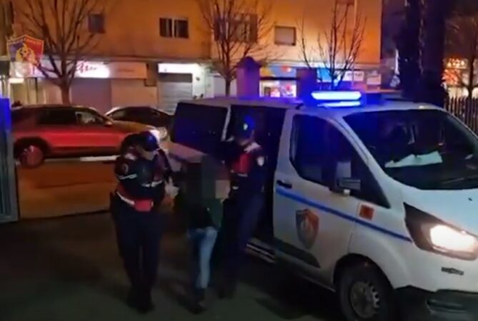 “MË KTHE BORXHIN”/ Kanosi një qytetar dhe i mori automjetin, arrestohet 37-vjeçari në Durrës