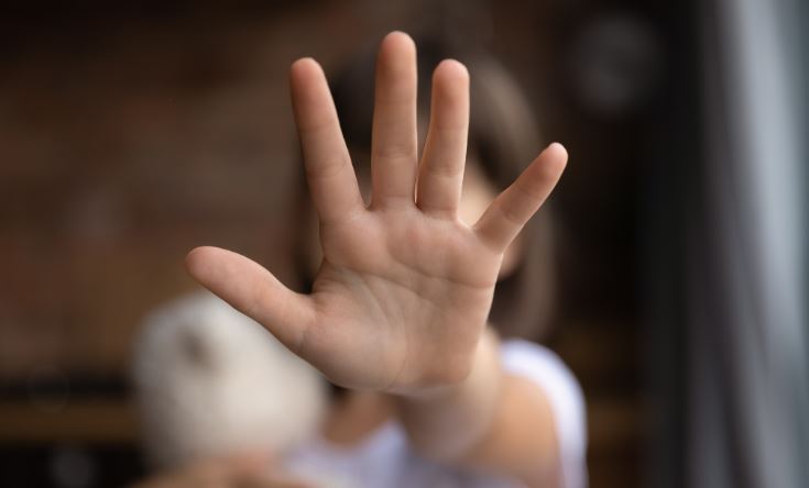 SHMANGET NGJARJA E RËNDË NË FIER/ Bashkëjetuesi dhunon e kërcënon me mjet prerës gruan, 34-vjeçarja tenton të vetëvritet
