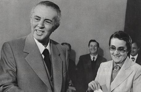 DOSSIER/ Zbulohet dokumenti për abuzimet e udhëheqjes së lartë të PPSH-së: Nga vilat e ‘Bllokut’ e shtëpitë e pushimit, te ushqimet, pijet dhe pakot…