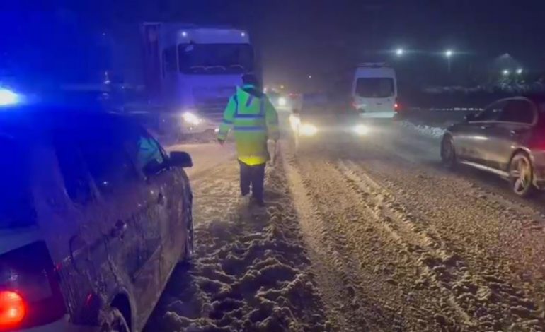 MOTI I KEQ/ Vështirësohet qarkullimi në tre segmente përgjatë rrugës kombëtare Qafë Thanë-Librazhd