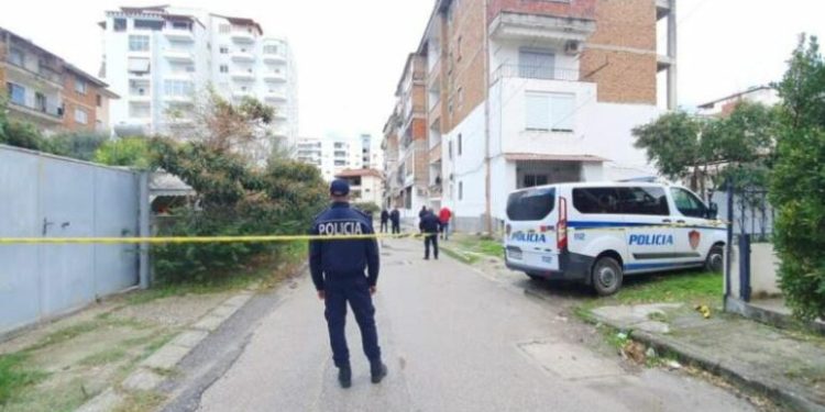 E RËNDË/ Efektivi i Rrugores bie nga lartësia e pallatit, përfundon në spital