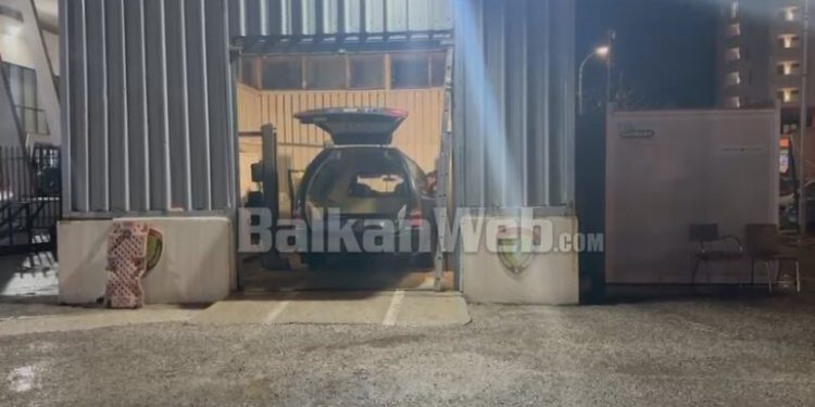 VIDEOLAJM/ Dyshime për drogë, makina e funeralit i nënshtrohet kontrollit në Portin e Vlorës