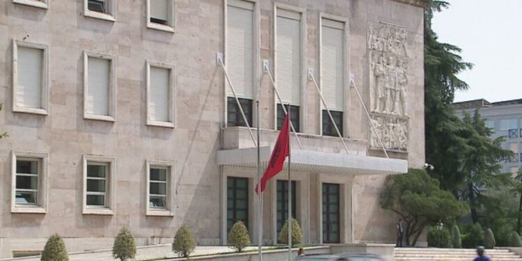 QEVERIA MIRATON BONUSIN E PRANVERËS PËR PENSIONISTËT/ Shpërndarja nis në Shkurt
