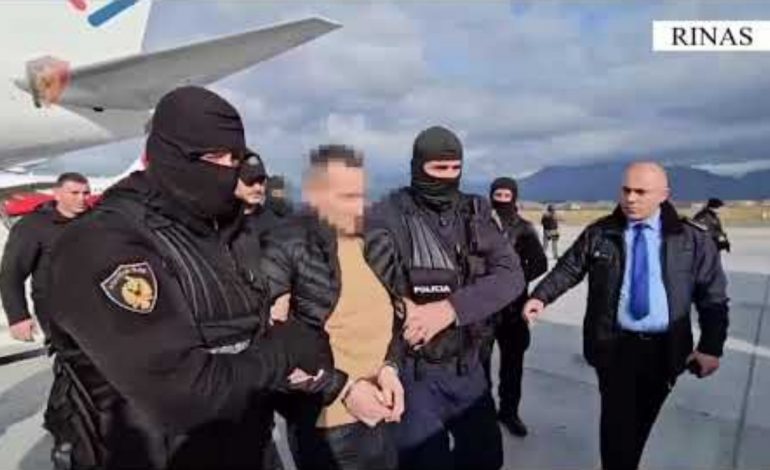 VIDEOLAJM/ I rrethuar nga dhjetëra policë, me pranga në duar, momenti kur Dritan Rexhepi mbërrin në Rinas