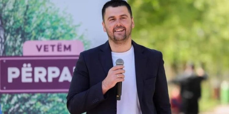 I AKUZUAR PËR KORRUPSION/ Dënohet me 1 vit burg kryebashkiaku i Rrogozhinës, Edison Memolla