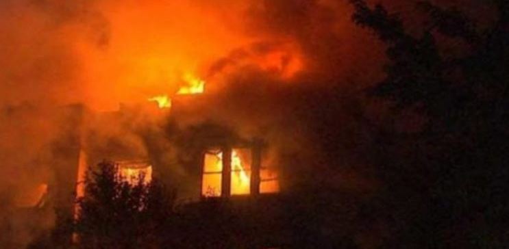 DETAJET E PARA/ Merr flakë banesa 2-katëshe në Pogradec, në vendngjarje 3 zjarrfikëse