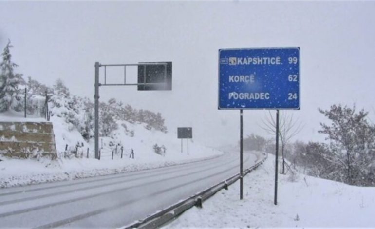 PAS ORËVE TË GJATA PRITJEJE NË KAPSHTICË/ Lejohet kalimi i kamionave dhe autobusëve drejt Greqisë!