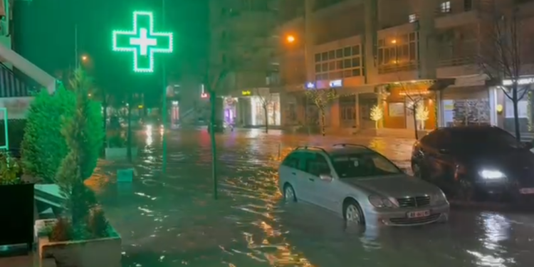 MOTI I KEQ/ Përmbytje në Vlorë, uji arrin në 1 metër lartësi në lagjen “Pavarësia”