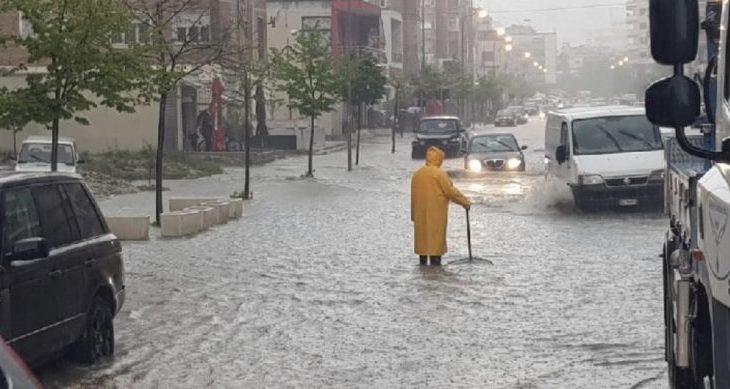 MOTI I KEQ PROBLEME NË VLORË/ PËRMBYTEN rrugët, banorët: Të na lënë ndonjë gomone të kalojmë