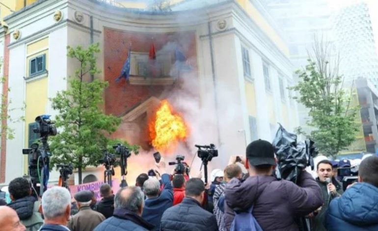 ZHVILLUAN PROTESTËN PARA BASHKISË SË TIRANËS/ Policia procedon politikanët e opozitë (EMRAT)