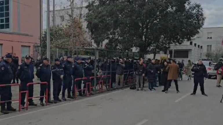BERISHA SOT NË SPAK/ Mbërrijnë protestuesit e parë para Prokurorisë së Posaçme, vendoset kordoni policor