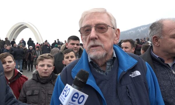 “KRIM KUNDËR NJERZIMIT”/ William Walker kthehet për homazhe në Reçak, 26 vite pas masakrës