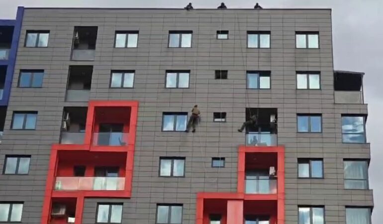 RENEA HYRI NË APARTAMENT/ Vajza gjendet e vetme në banesë