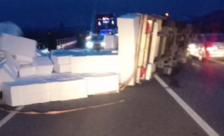 E RËNDË/ Përmbyset kamionçina në Fushë Milot, PAMJET nga vendngjarja
