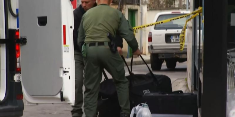 EKSPLOZIV MAKINËS NË BURREL/ Policia ndërhyn për të bërë shpërthimin e komanduar, kush ishte shënjestra