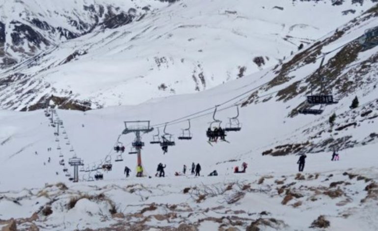 PANIK NË SPANJË/ Këputet teleferiku në resortin e skive, 17 persona në gjendje të rëndë (PAMJET)
