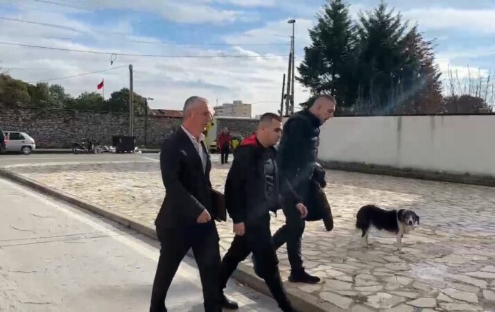 MASAKRA E DOBRAÇIT/ Vetëdorëzohen në polici dy personat e shpallur në kërkim, Izmir Sakica dhe Samuel Troshani