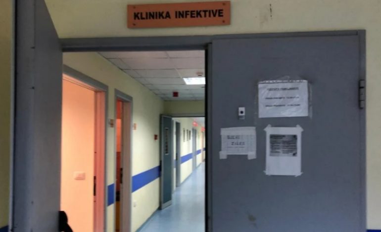 “INFERMIERJA MË THOSHTE NUK KA GJË”/ Vdekja e 12-vjeçarit, familjarët akuza mjekëve: E shtuan në pavionin e Covid, por ai…