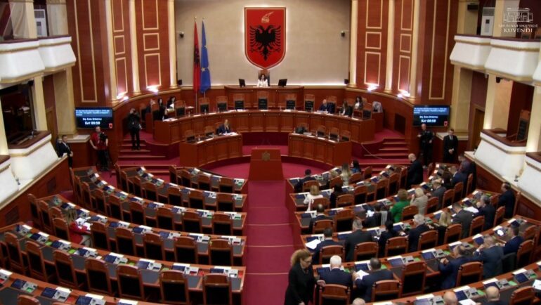 KUVEND/ Nis seanca, çfarë pritet të ndodhë sot