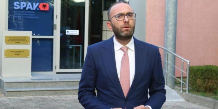 “NDAJE MENDJEN SE PËR KË SHPIFA”/ Bardhi reagon pas deklaratës së Ramës: Koordinatori të ka ngrënë ‘dardha e mollë’ pas shpine, s’ke kuptuar asgjë