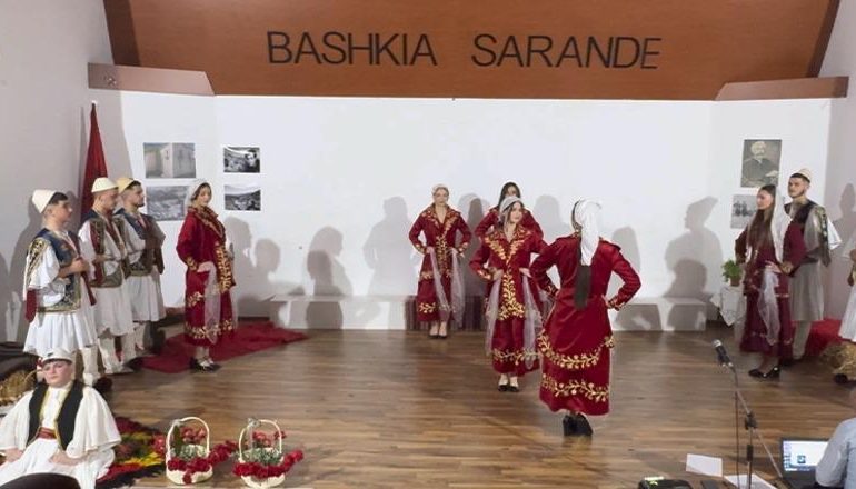 TRADITA DHE KULTURA ÇAME BËN BASHKË TË RINJTË NË SARANDË/ Sofra çame, trashëgimia me këngë e valle tradicionale